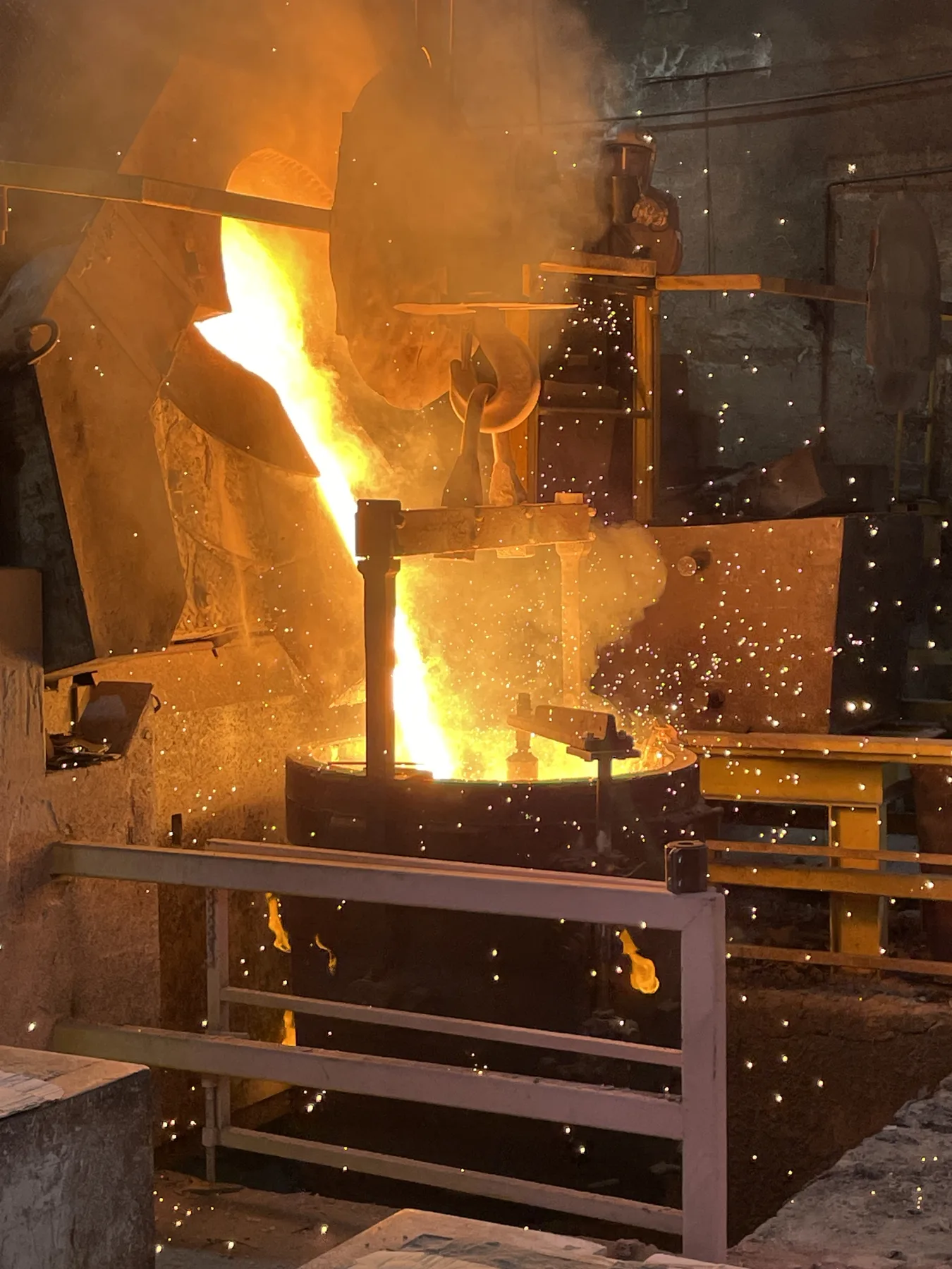 Molten metal pour at the foundry